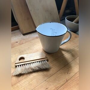 West Elm Enamel Vintage White and Black Liquid 20 Oz Measuring Cup EUC